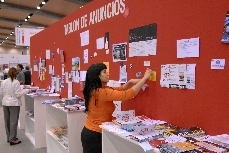 Las empresas y asistentes dejaron sus tarjetas y ofrecieron sus servicios en el tabl�n de anuncios