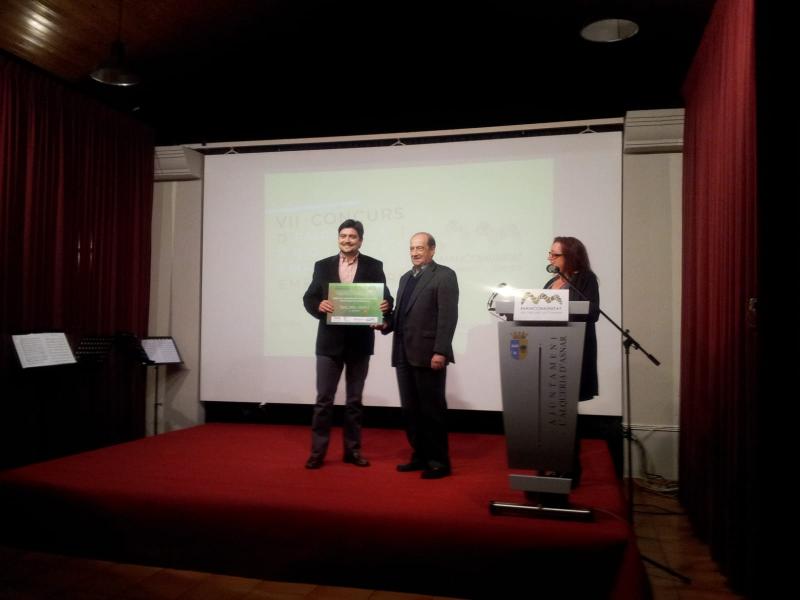 Jess Casanova Director del CEEI entrega el premio a Ocasia