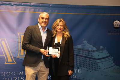 El presidente del CEEI Elche, Jos Javier Garca, recoge el premio