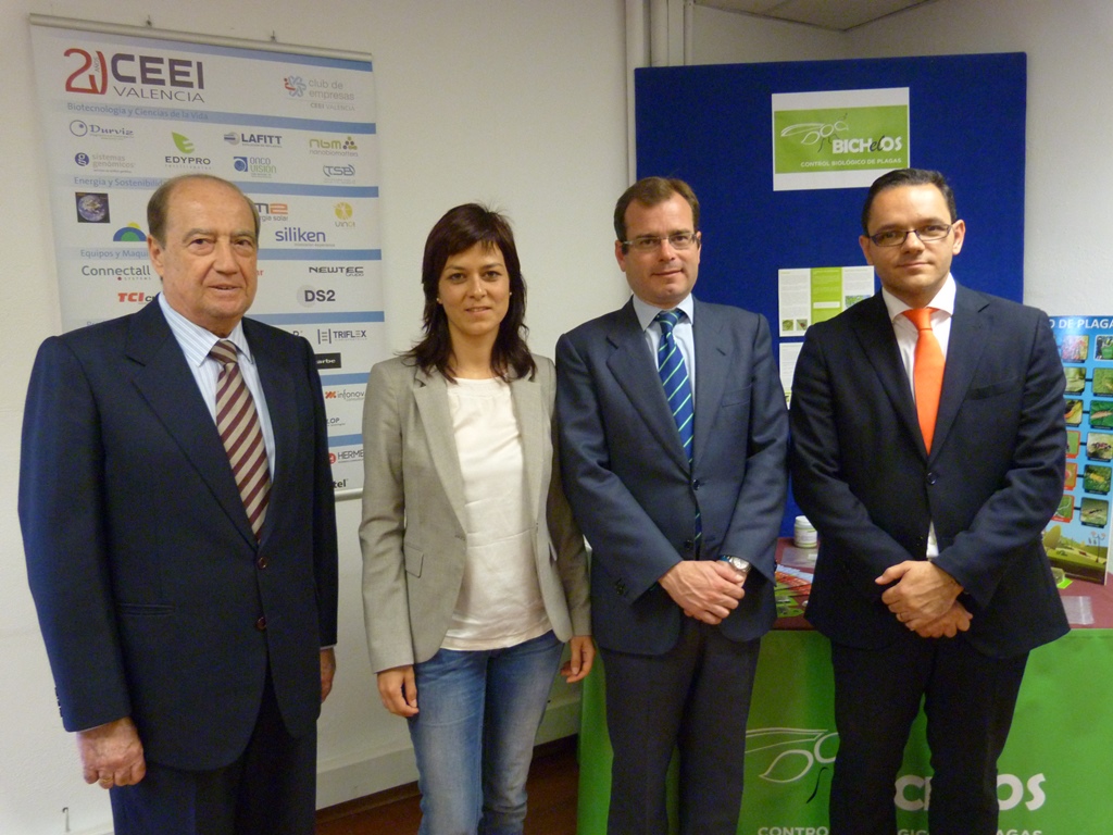 Consuelo Ribas de Bichelos posa junto a su stand durante la visita de Joaqu�n R�os
