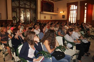 Sala Dorada, La Gallera llena durante uno de los talleres de Enredate Alzira