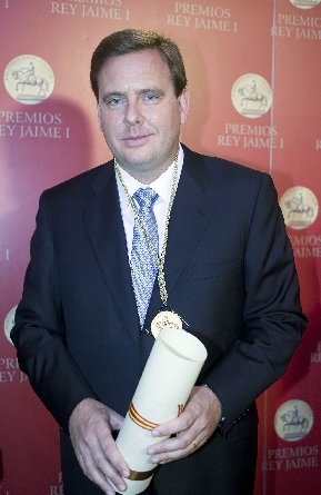 Emilio Mateu con el Premio Jaume I que recibi en 2010