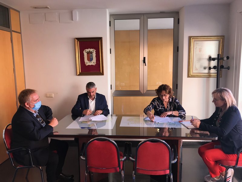 El presidente del CEEI ELCHE, Jos Javier Garca, firma el convenio junto a la alcaldesa de Bigastro, Teresa M Belmonte 