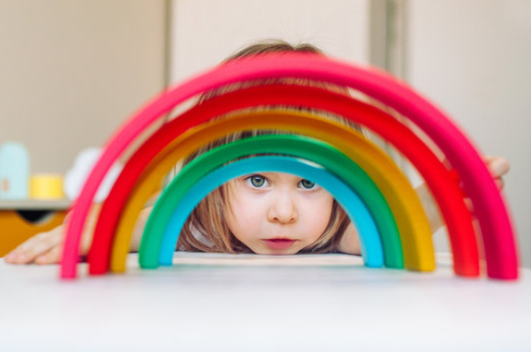 niña jugando con arcoiris waldorf